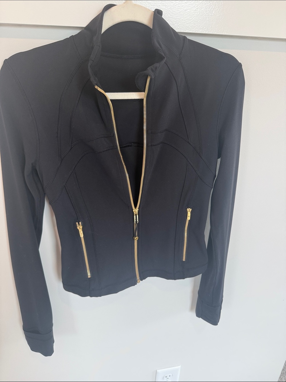 Lululemon Define Cropped size 6 Black with Gold Hardware - Picture 4 of 4